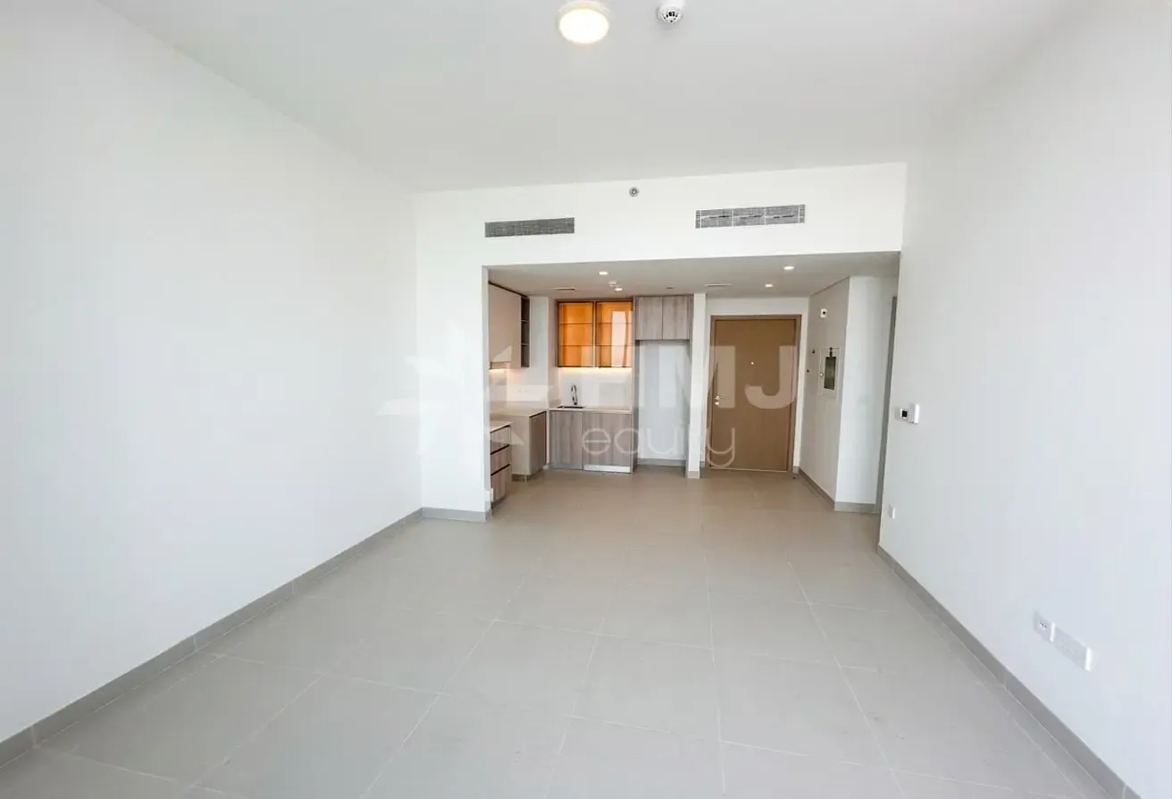 Modern | Pool & Villa View | Vacant | Pet Allowed