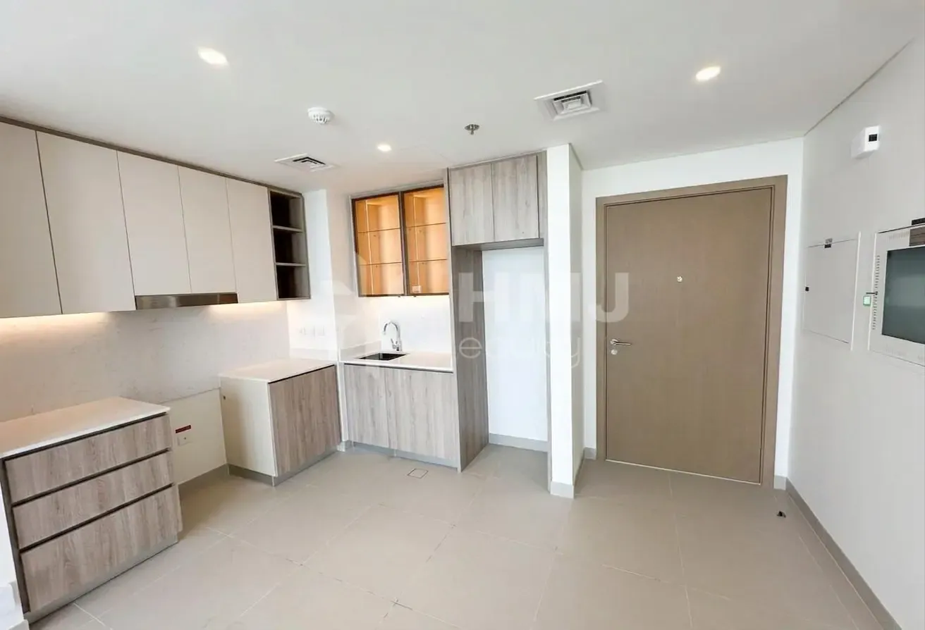 Modern | Pool & Villa View | Vacant | Pet Allowed