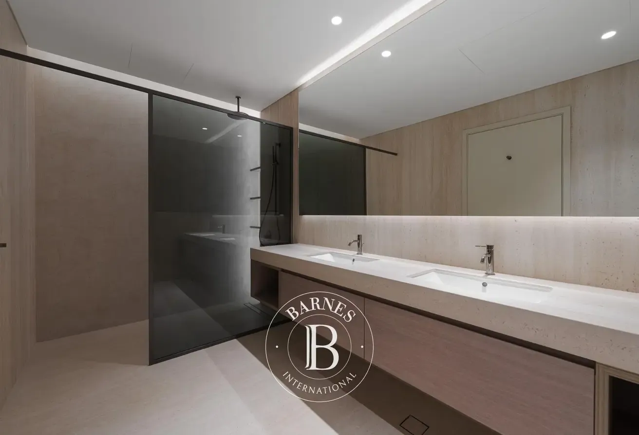 Palm View |  Mid Floor | Brandnew