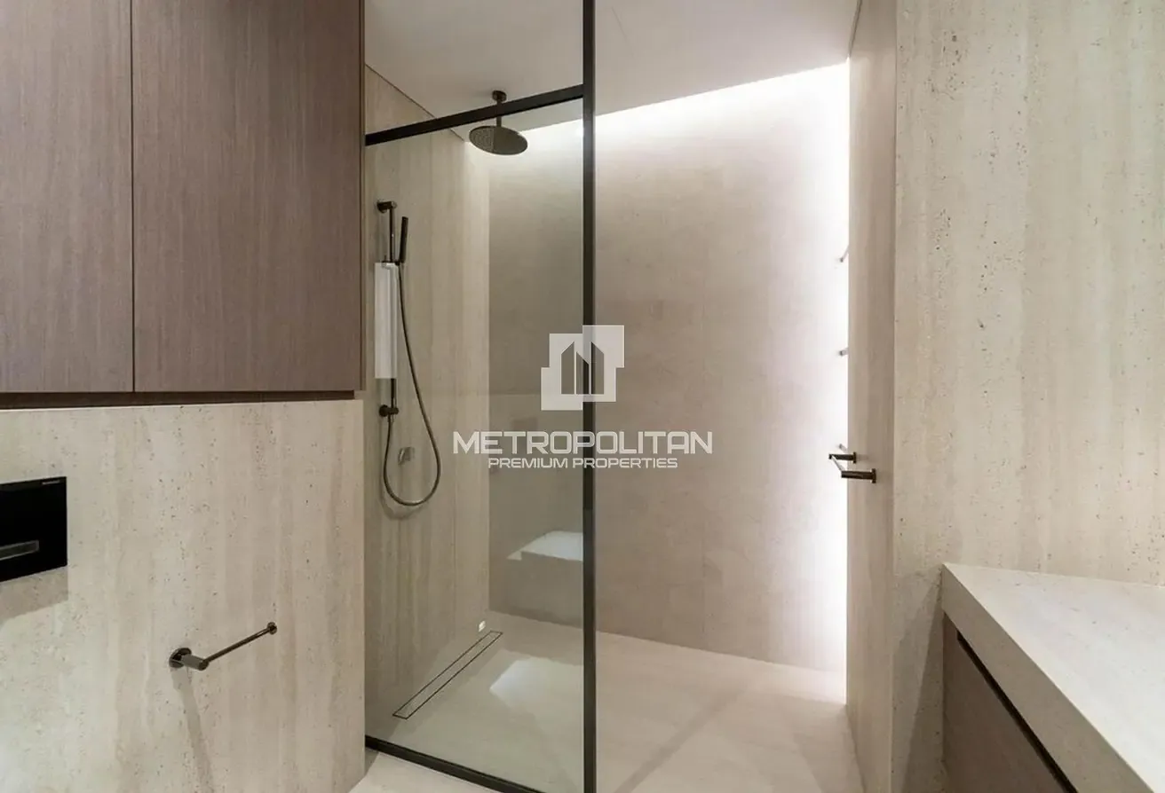 High floor| Sea view| Spacious Layout| Negotiable