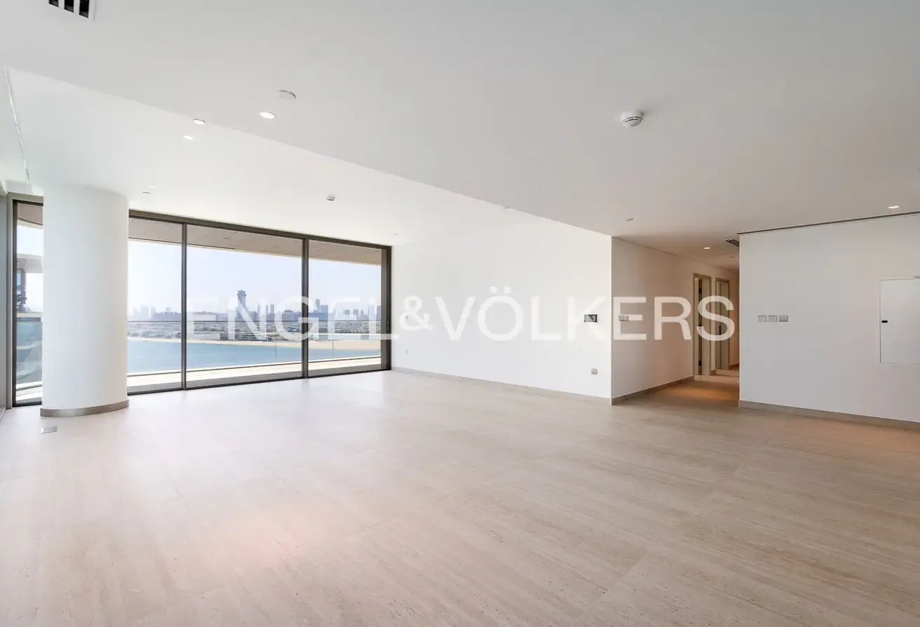 Exclusive Unit with Full Sea and Palm Views