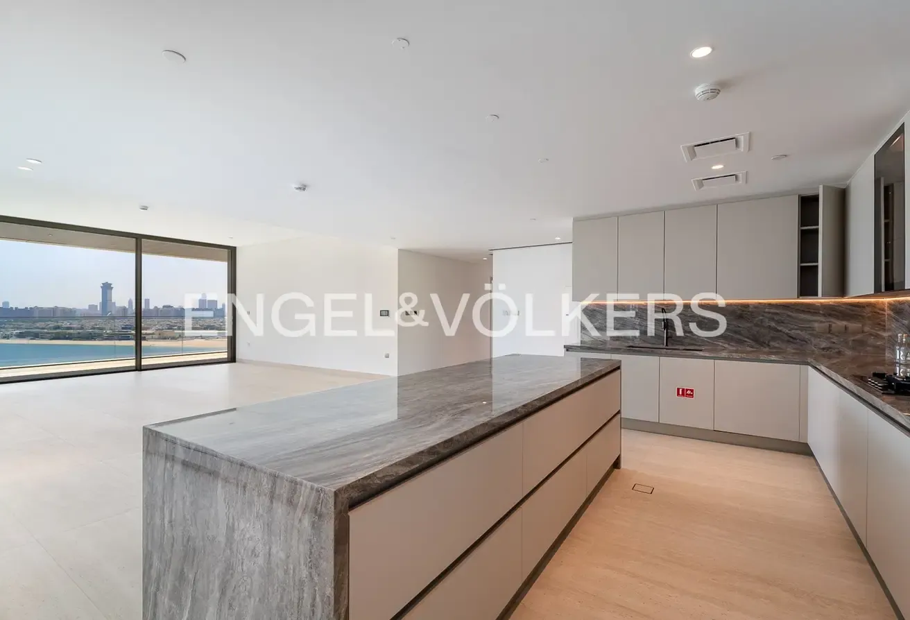 Exclusive Unit with Full Sea and Palm Views