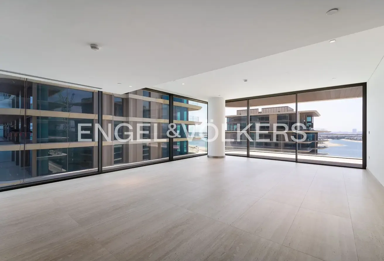 Exclusive Unit with Full Sea and Palm Views