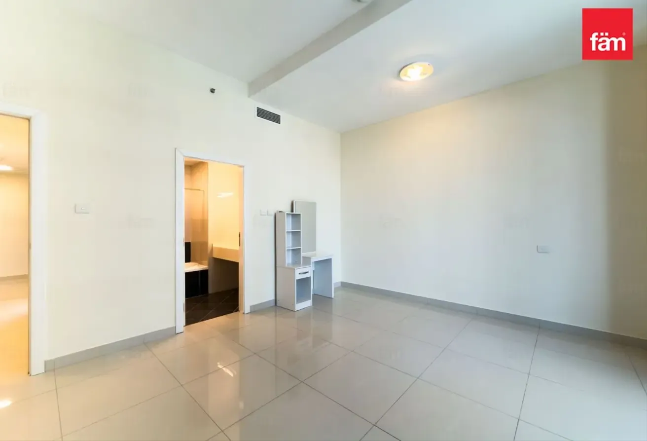 4 en suite bathrooms | Marina Views | Chiller Free