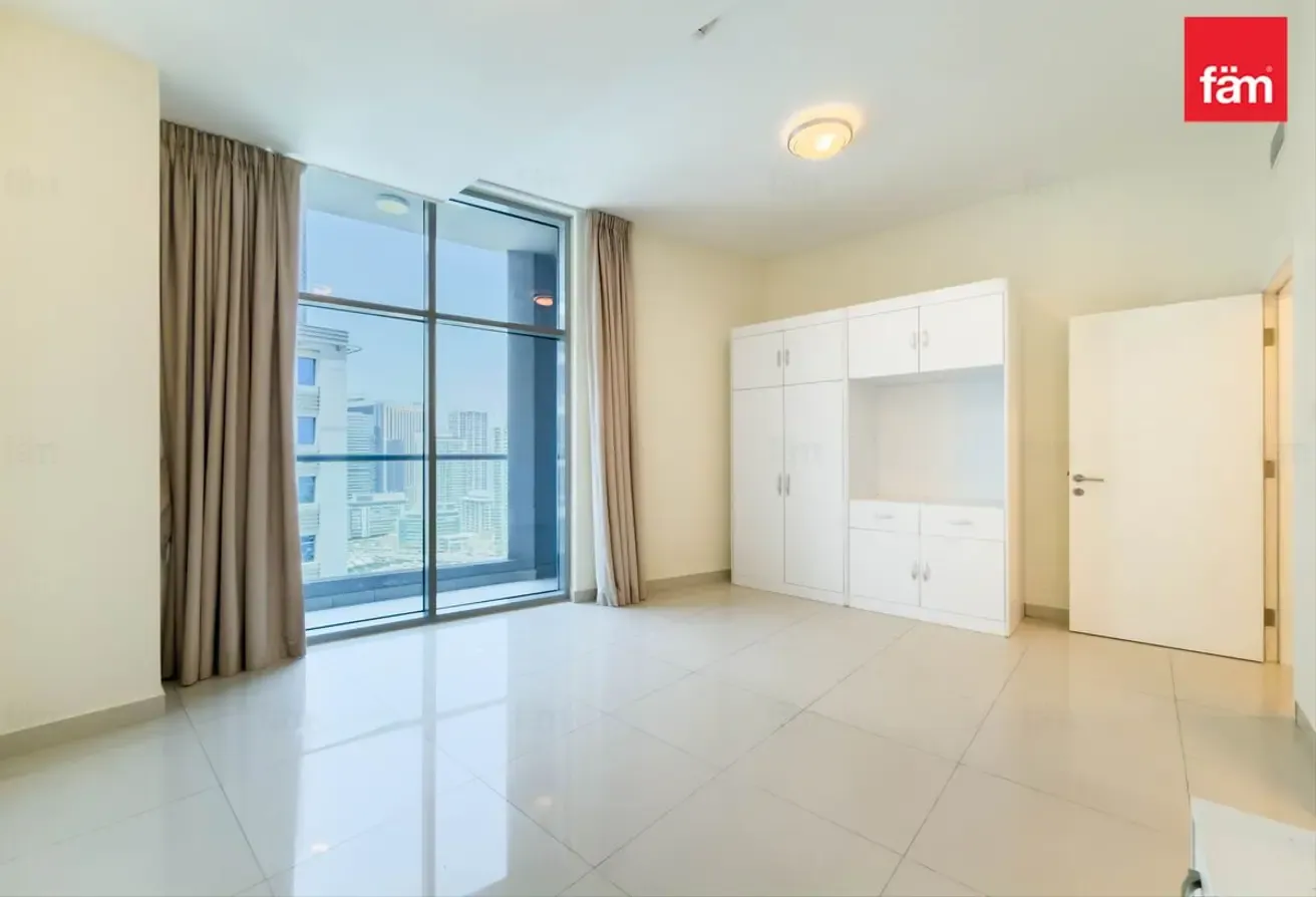 4 en suite bathrooms | Marina Views | Chiller Free