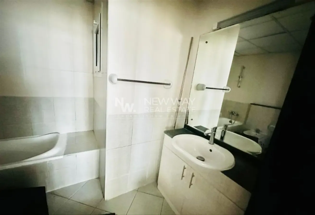 Lake View| Big Balcony |12 Cheques