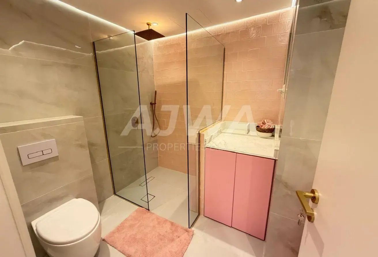 Fully Furnished and upgraded 1 bed opposite Metro