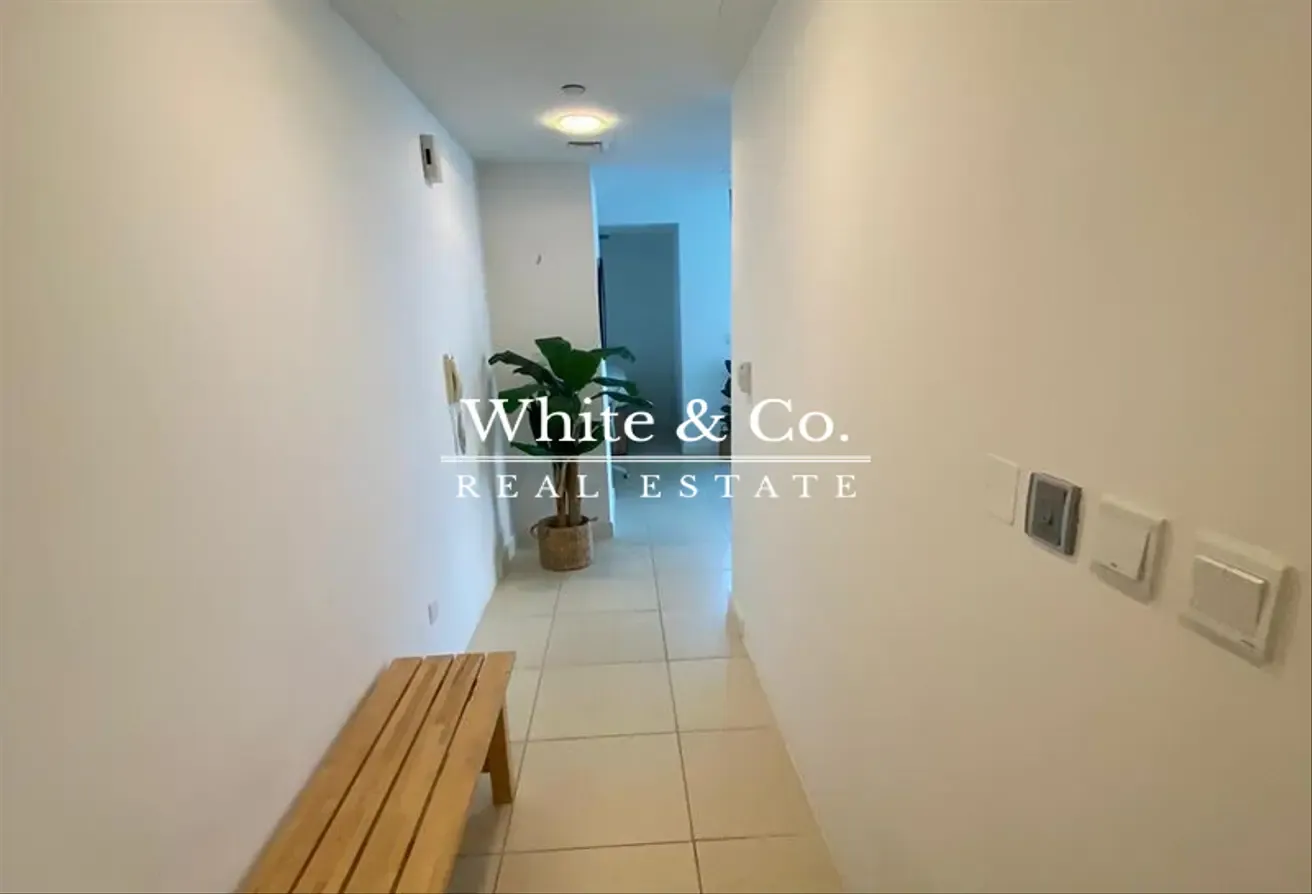 Upgraded |Natural Light| Multiple Cheques
