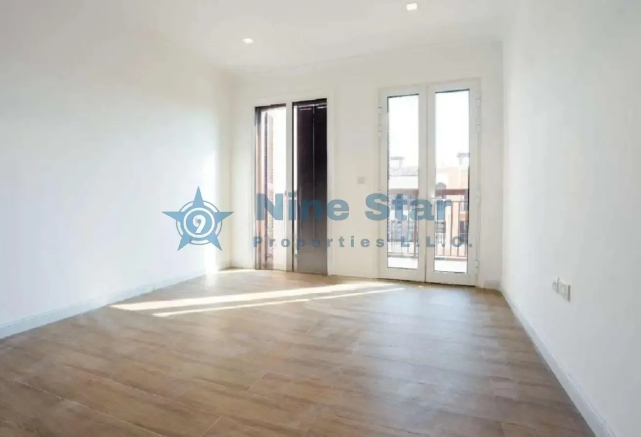 4,148 SQFT / POOL & PARK / VACANT