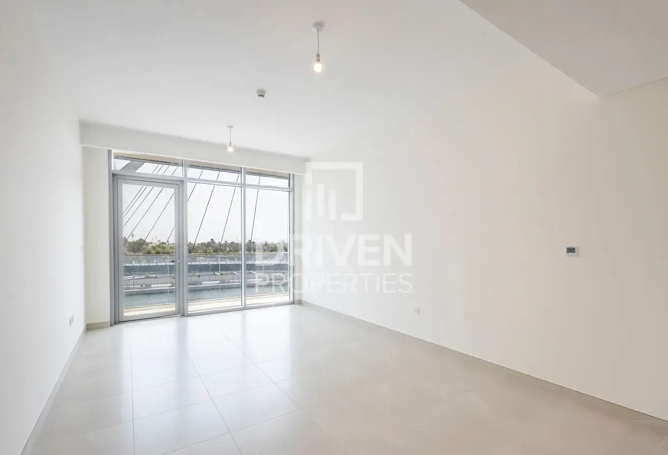 Corner Unit | Modern Apt | Canal Views | Mid Floor