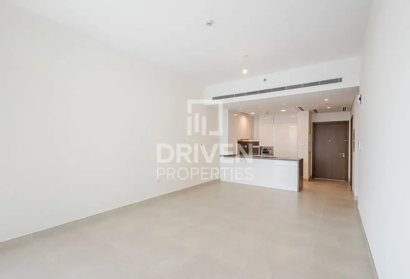 Corner Unit | Modern Apt | Canal Views | Mid Floor
