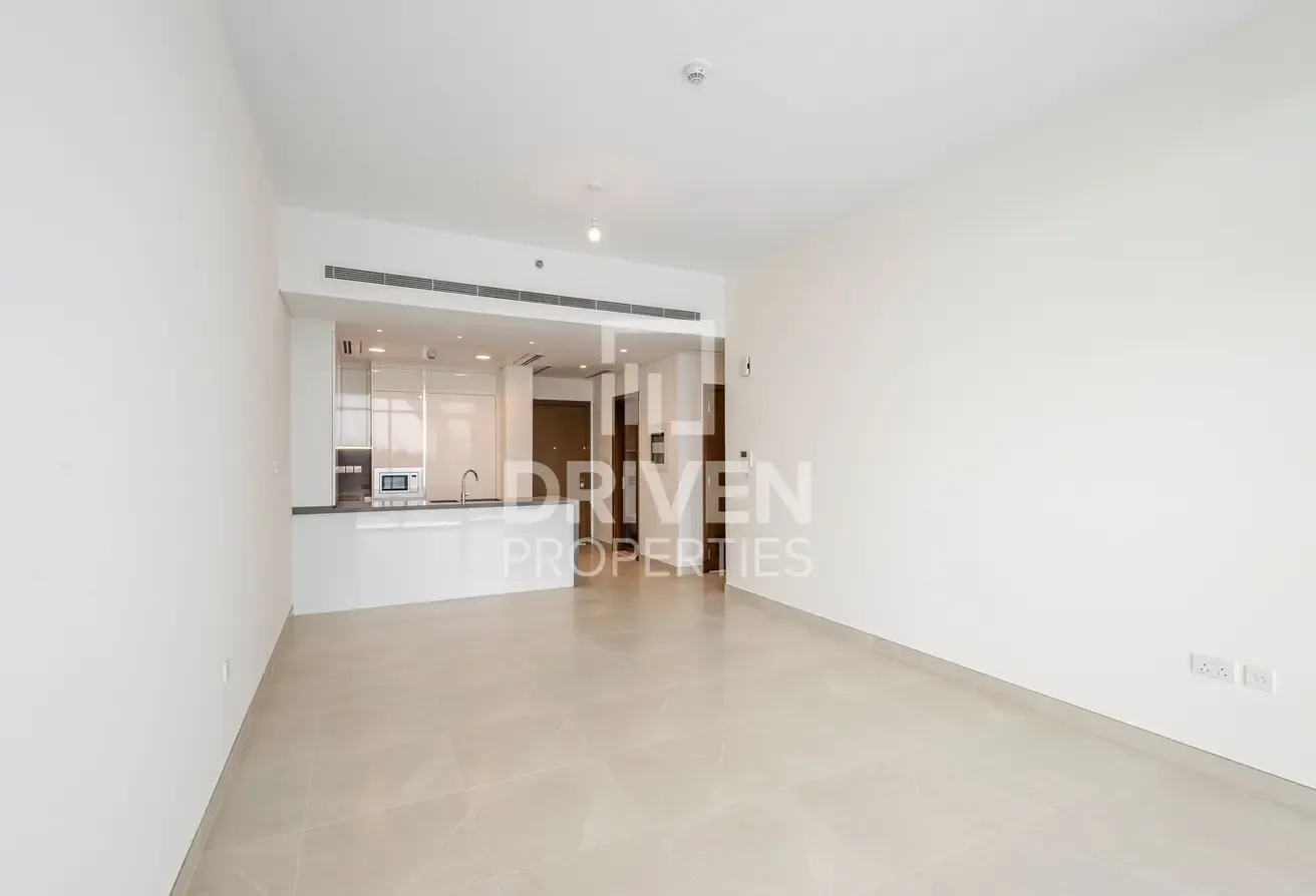 Corner Unit | Modern Apt | Canal Views | Mid Floor