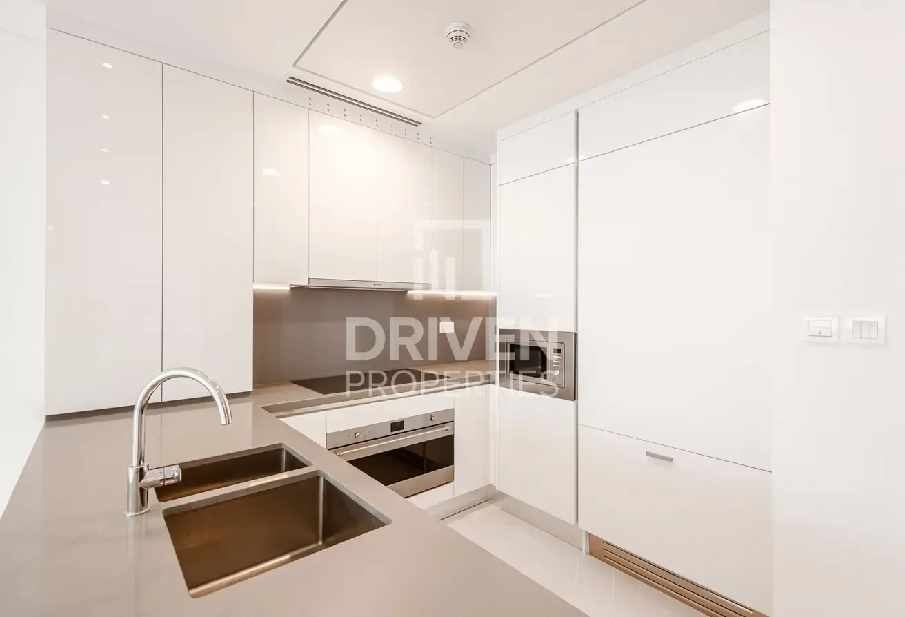 Corner Unit | Modern Apt | Canal Views | Mid Floor