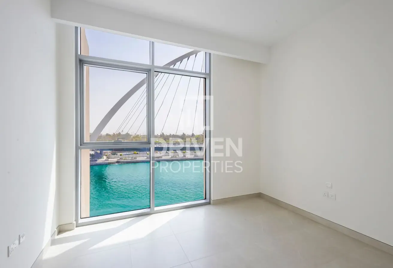 Corner Unit | Modern Apt | Canal Views | Mid Floor