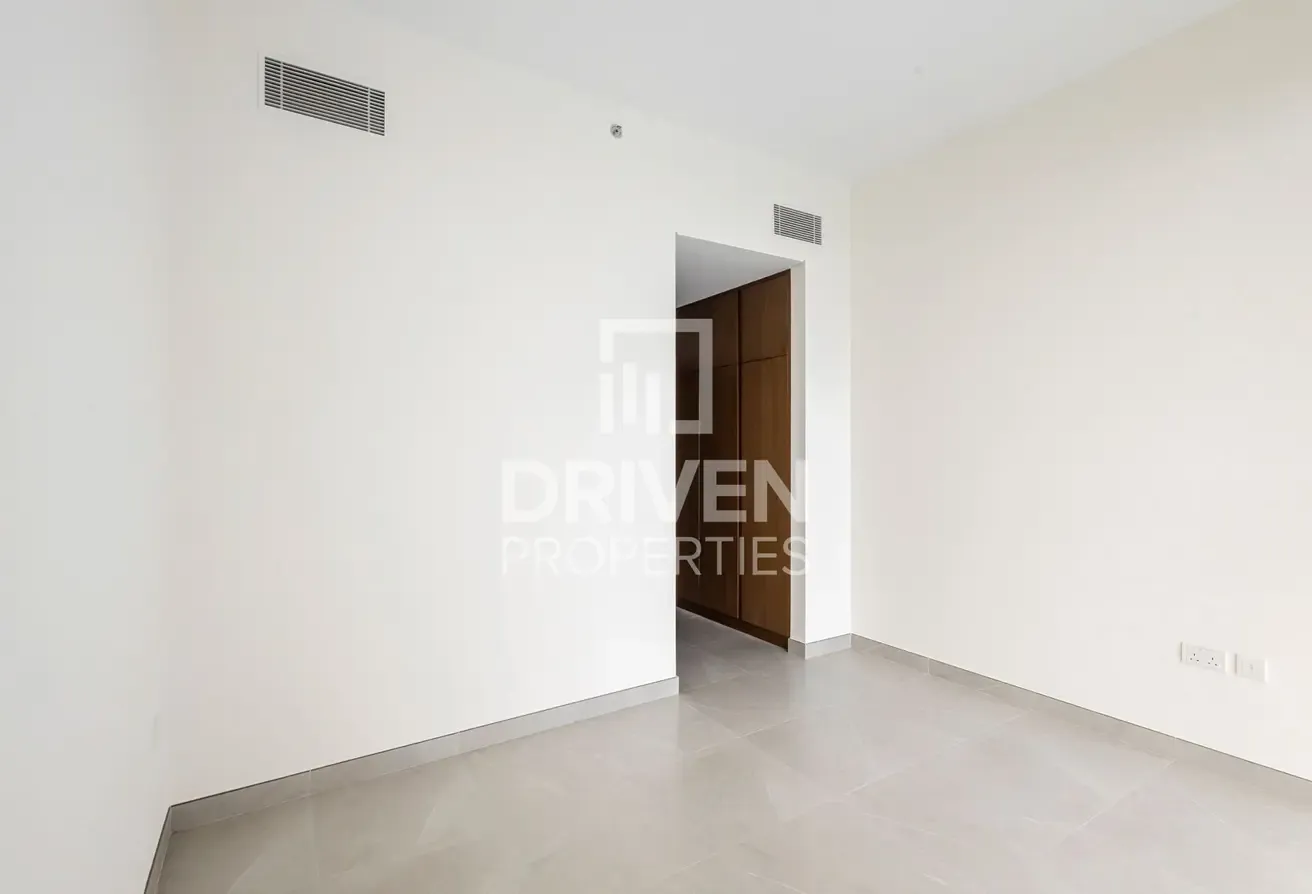 Corner Unit | Modern Apt | Canal Views | Mid Floor