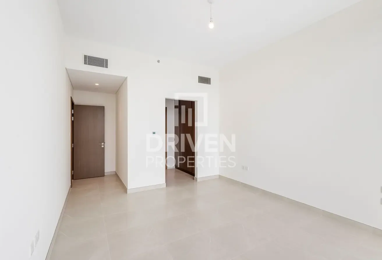 Corner Unit | Modern Apt | Canal Views | Mid Floor