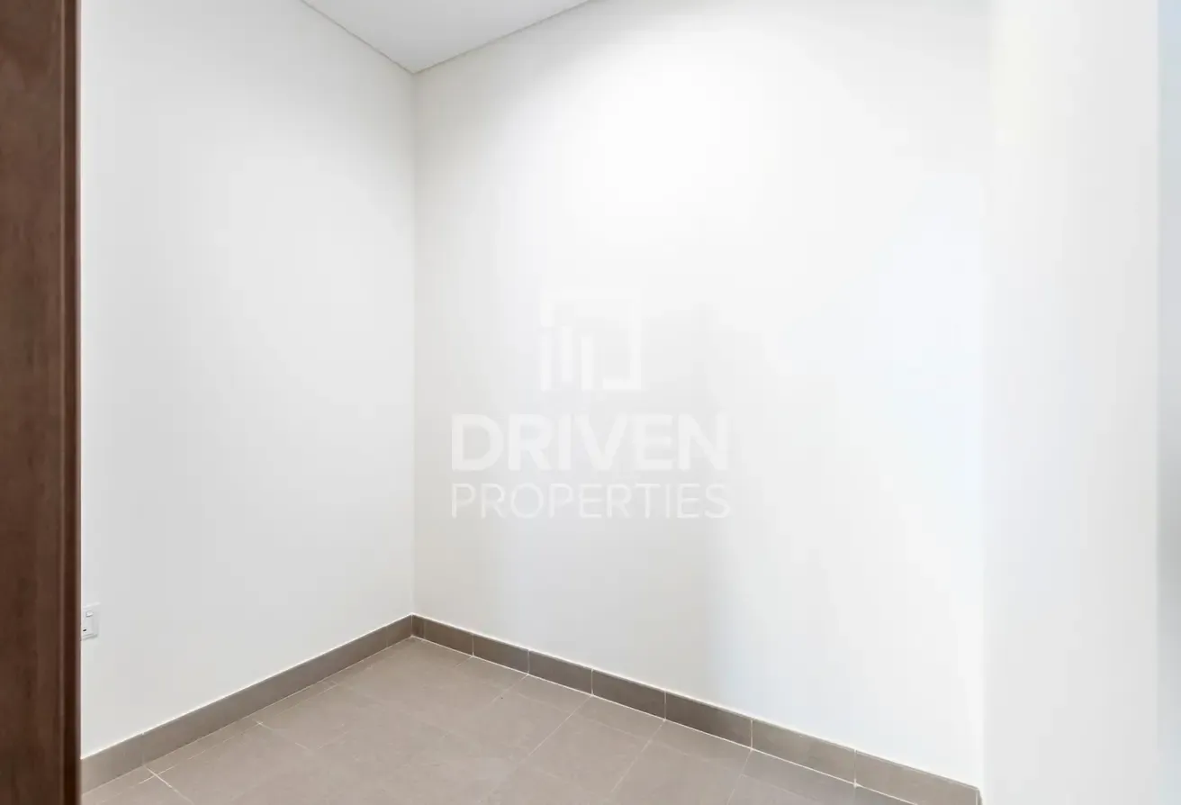 Corner Unit | Modern Apt | Canal Views | Mid Floor