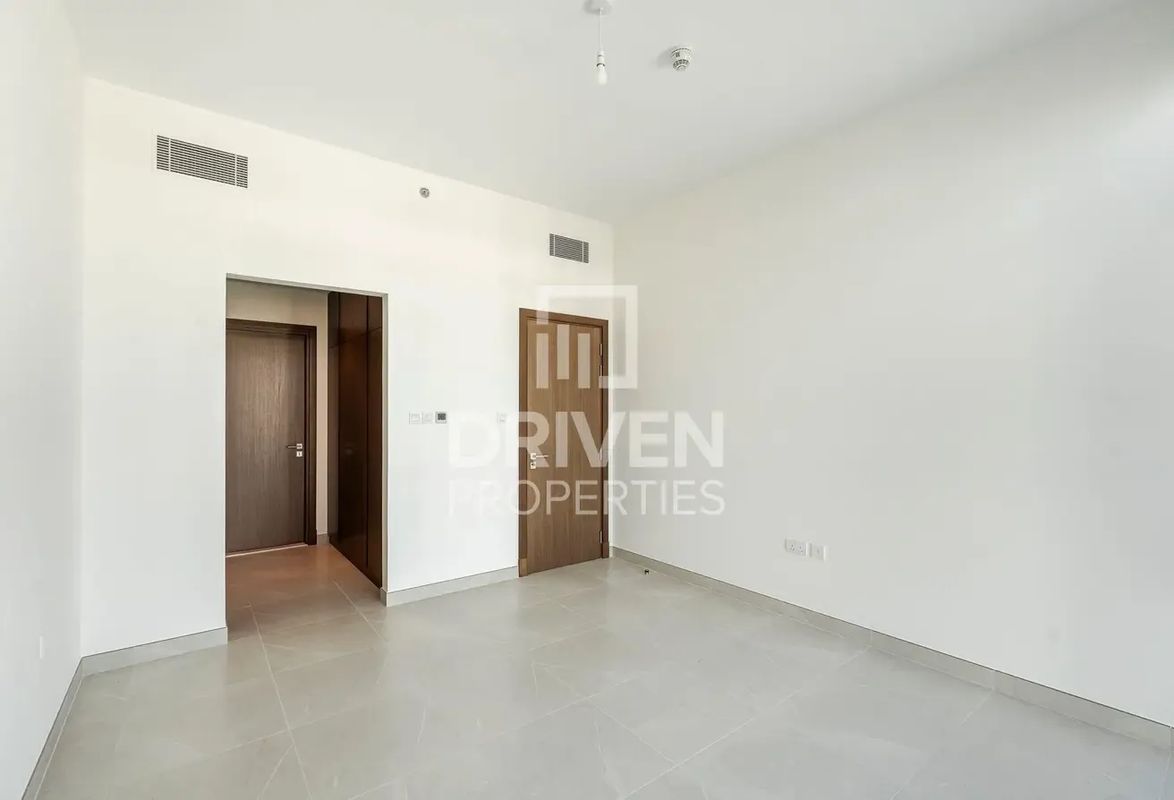 Ready to Move in | Prime Location | Modern Layout