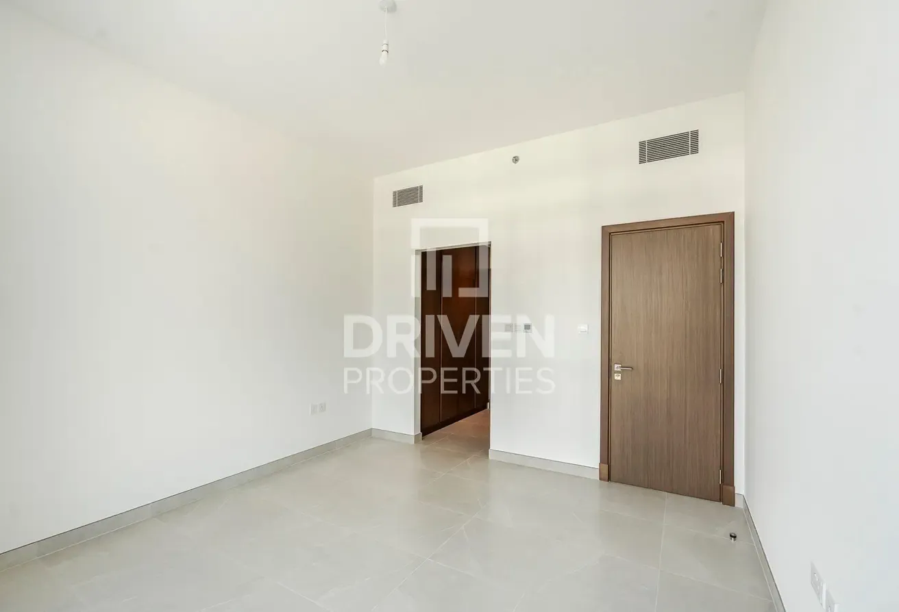 Ready to Move in | Prime Location | Modern Layout