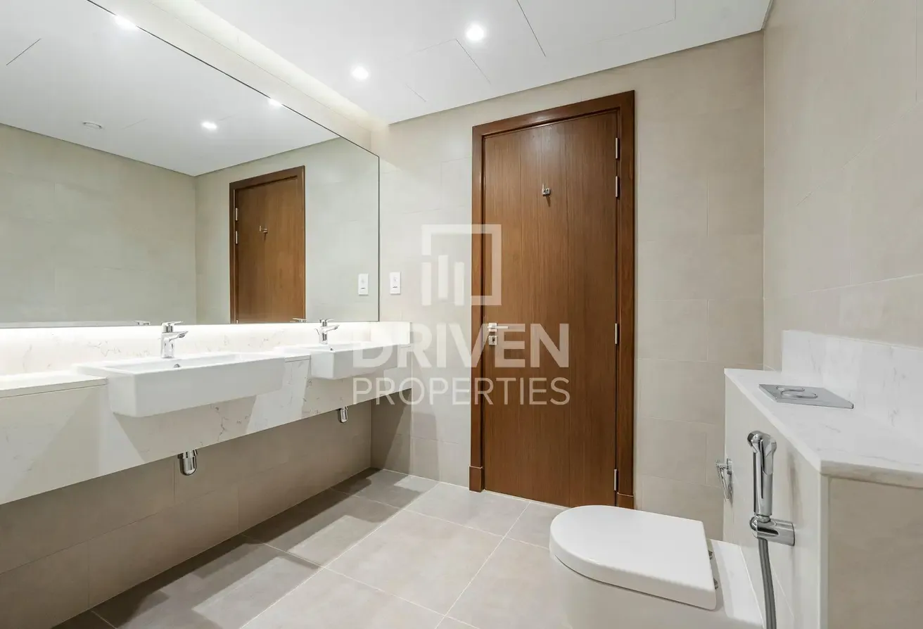 Ready to Move in | Prime Location | Modern Layout
