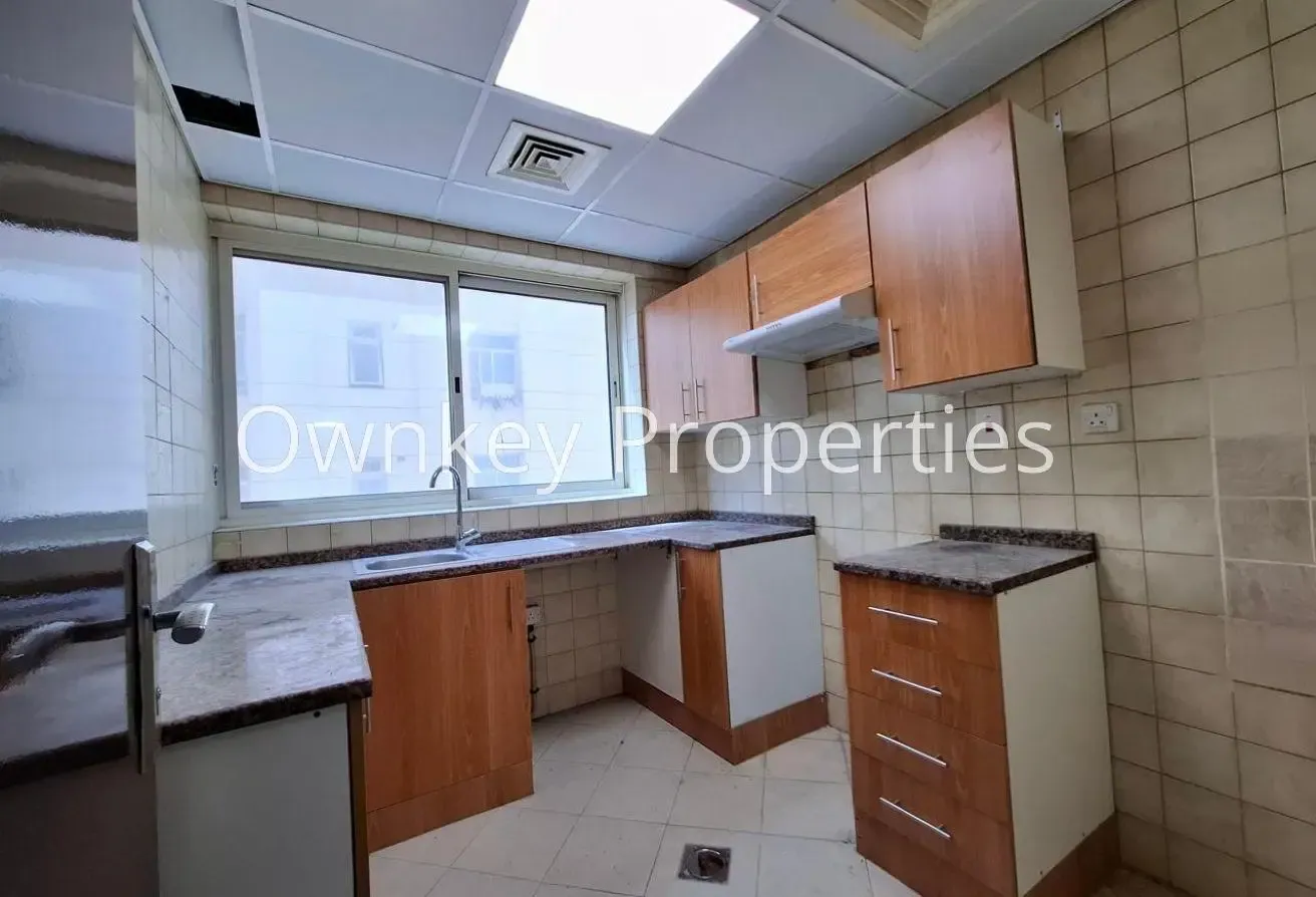 1 Bedroom Hall/Specious Apartment/Family Building