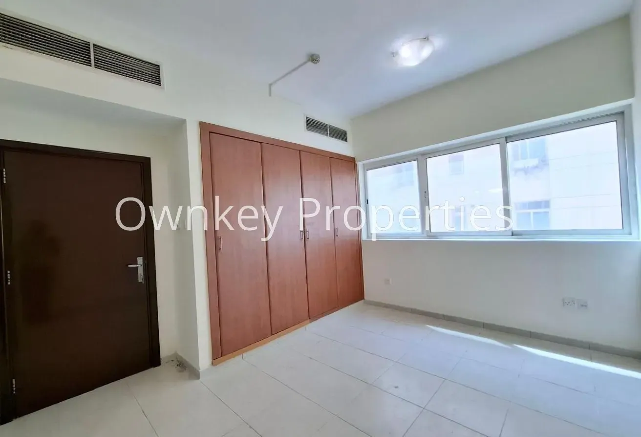 1 Bedroom Hall/Specious Apartment/Family Building