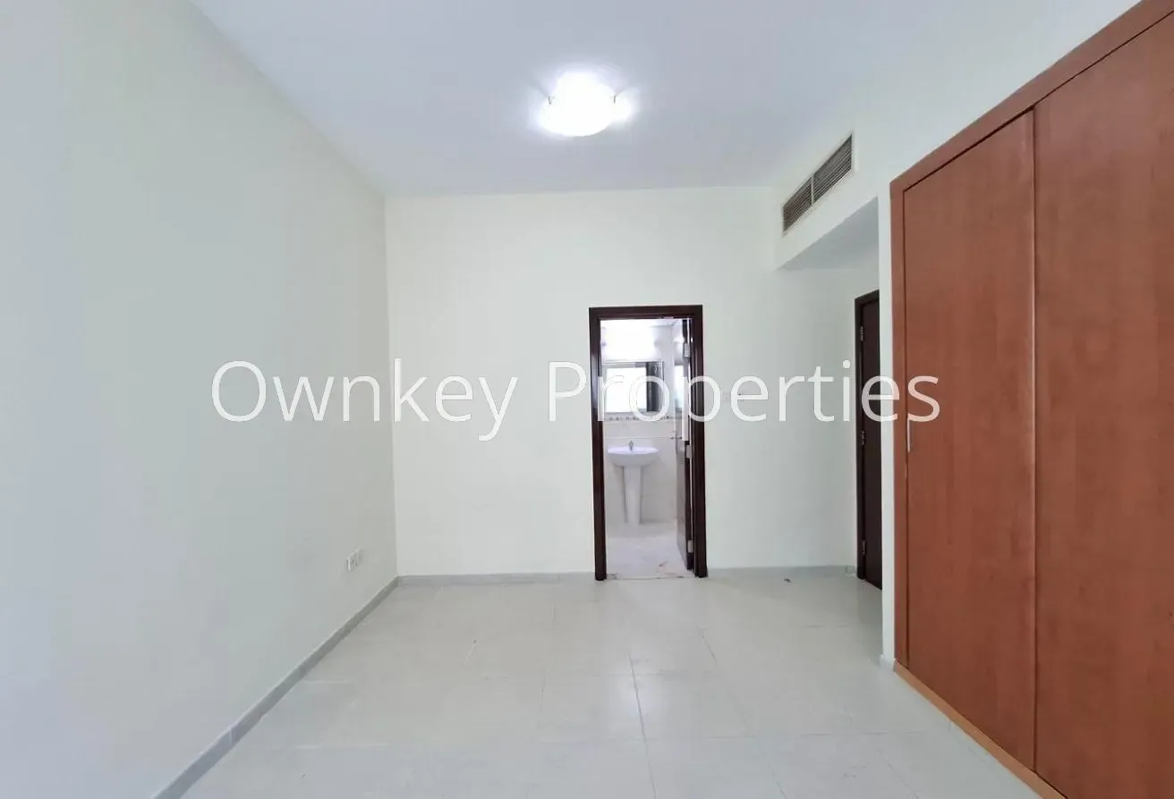 1 Bedroom Hall/Specious Apartment/Family Building
