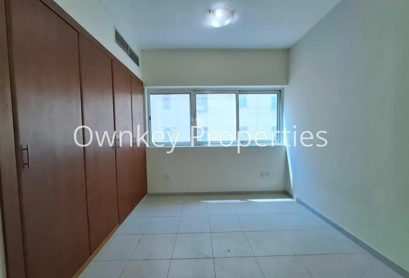 1 Bedroom Hall/Specious Apartment/Family Building
