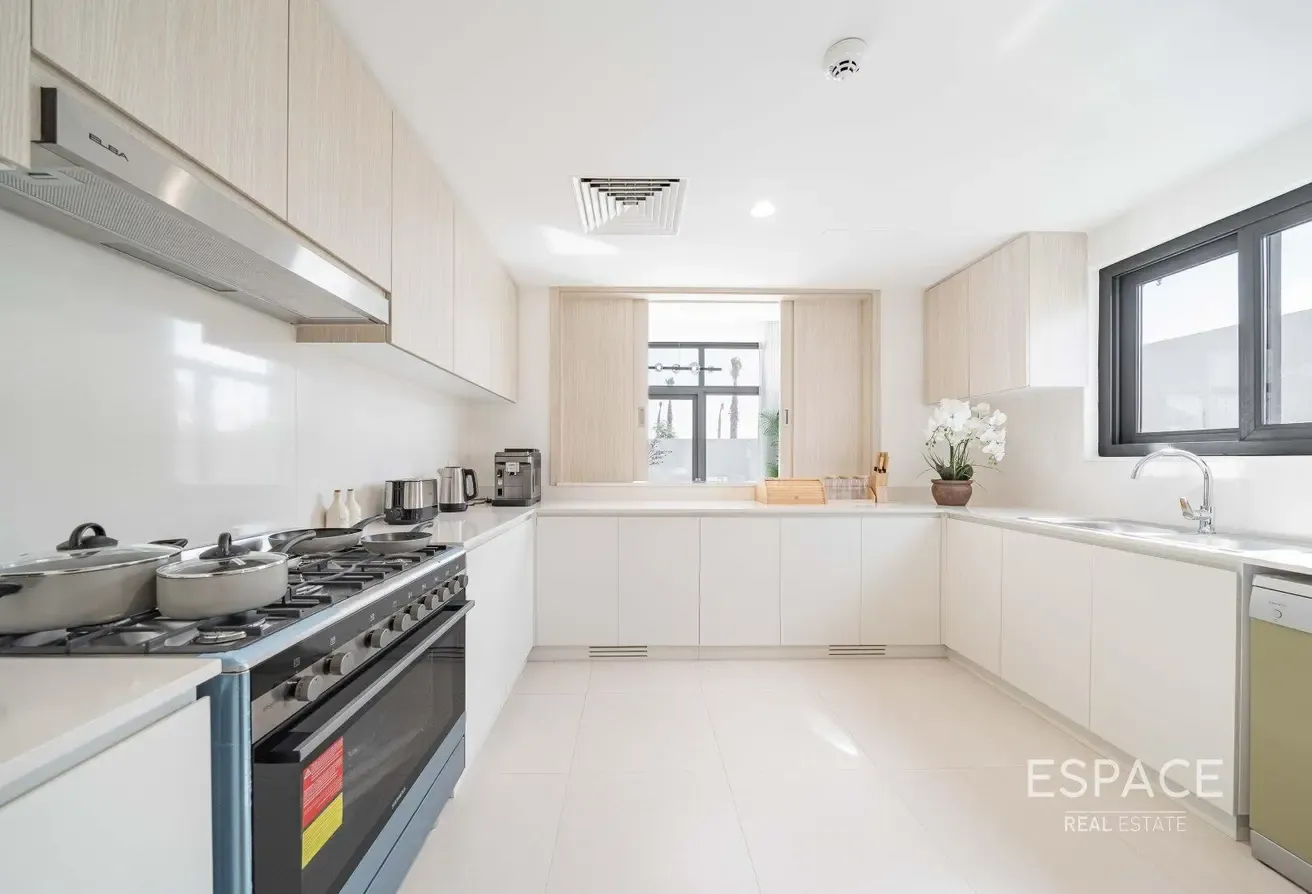 Single Row | End Unit | Backing Greenery