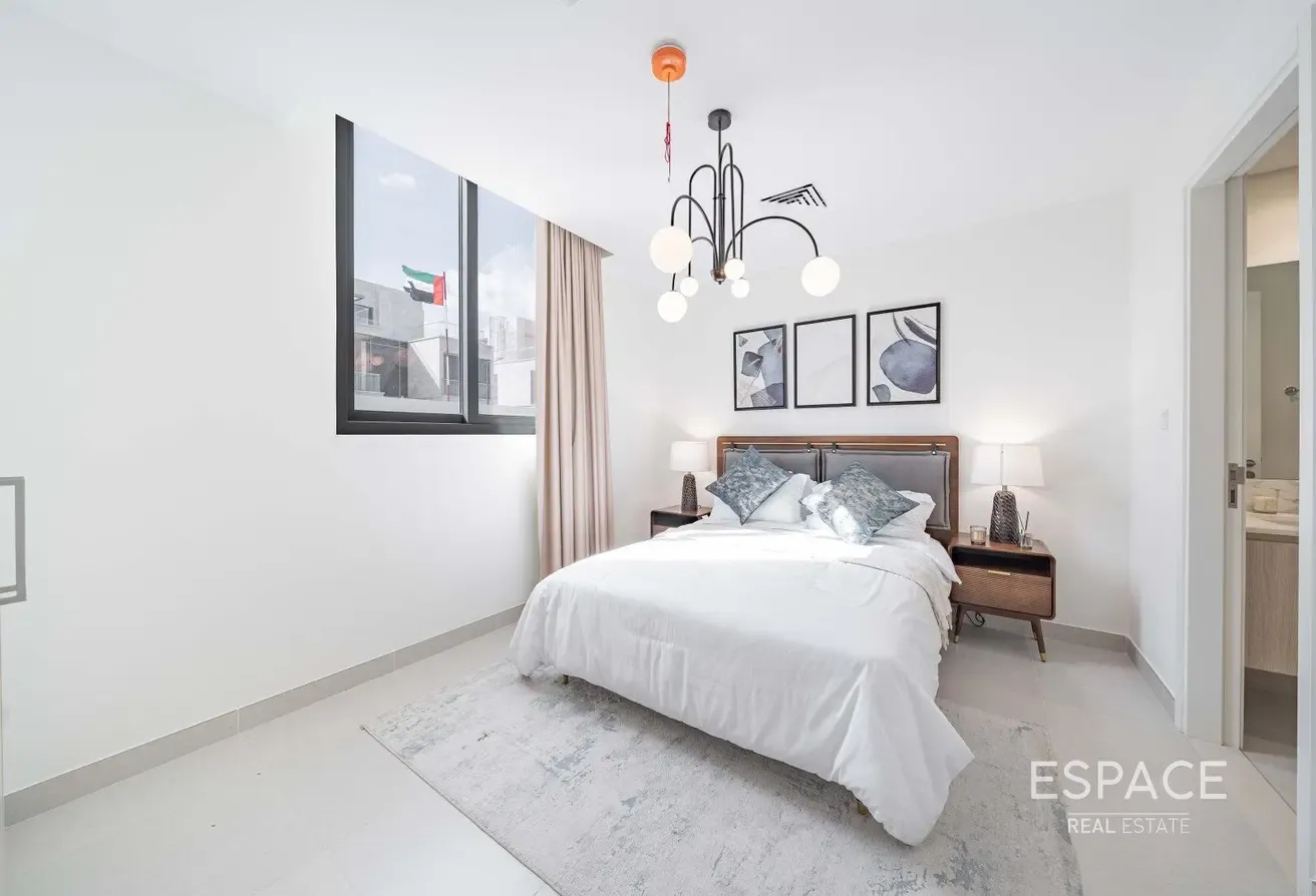 Single Row | End Unit | Backing Greenery