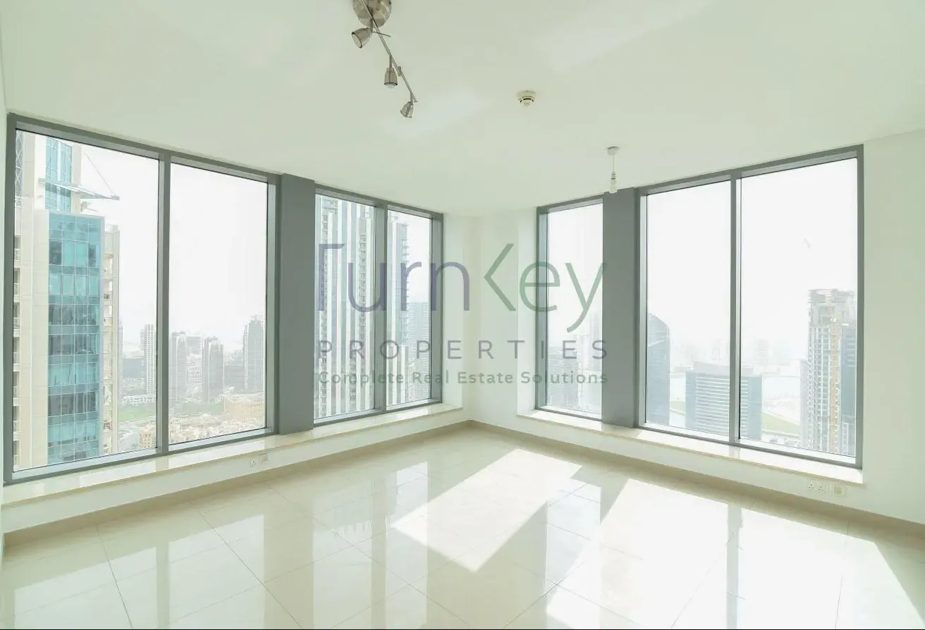 Vacant Huge 1BR | 2 Balconies | Fountain View