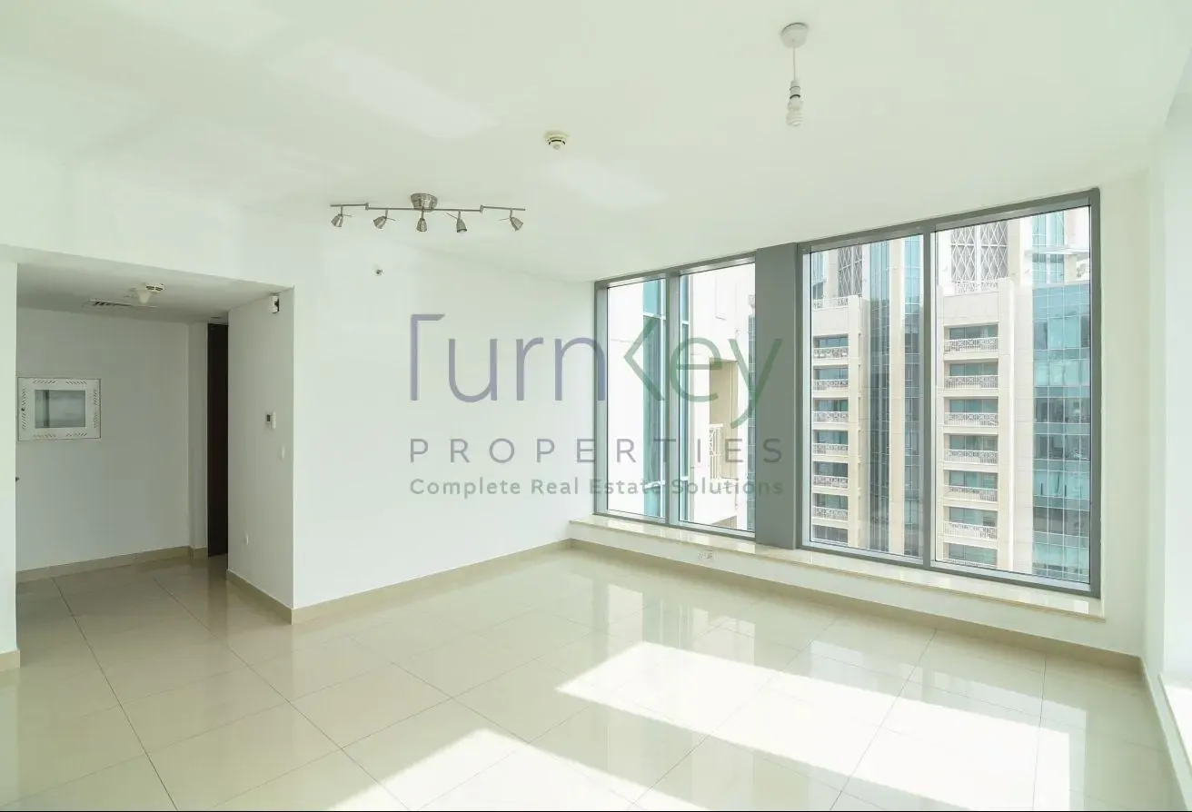 Vacant Huge 1BR | 2 Balconies | Fountain View