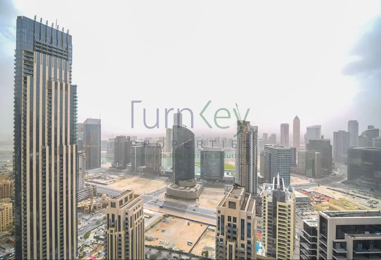 Vacant Huge 1BR | 2 Balconies | Fountain View
