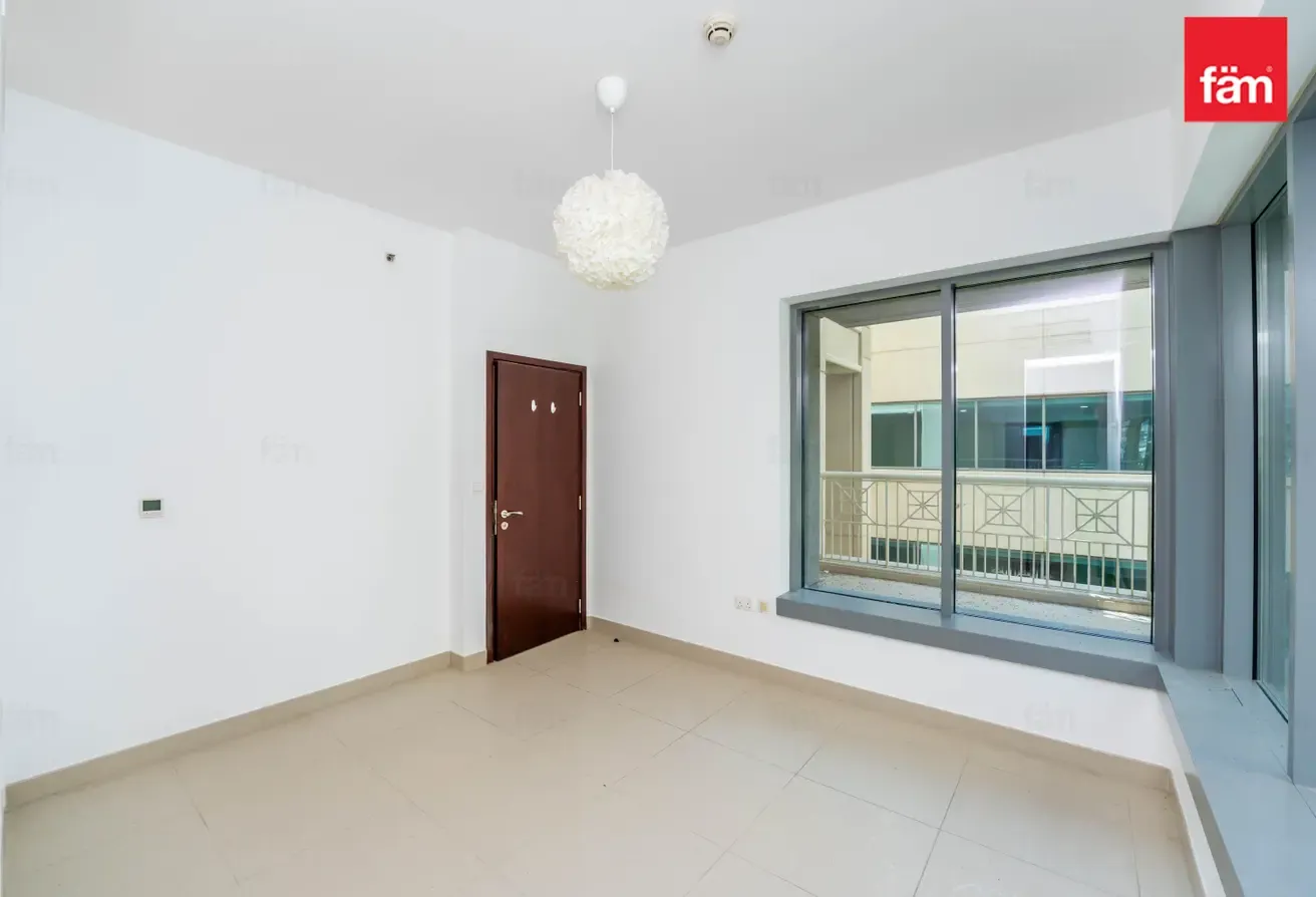 Vacant Pool view 1br in 29 blvd with a pool view