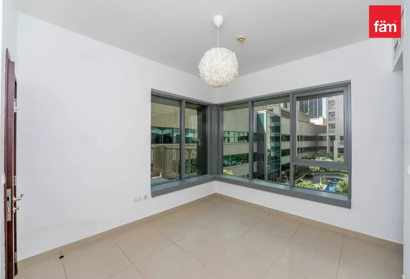 Vacant Pool view 1br in 29 blvd with a pool view