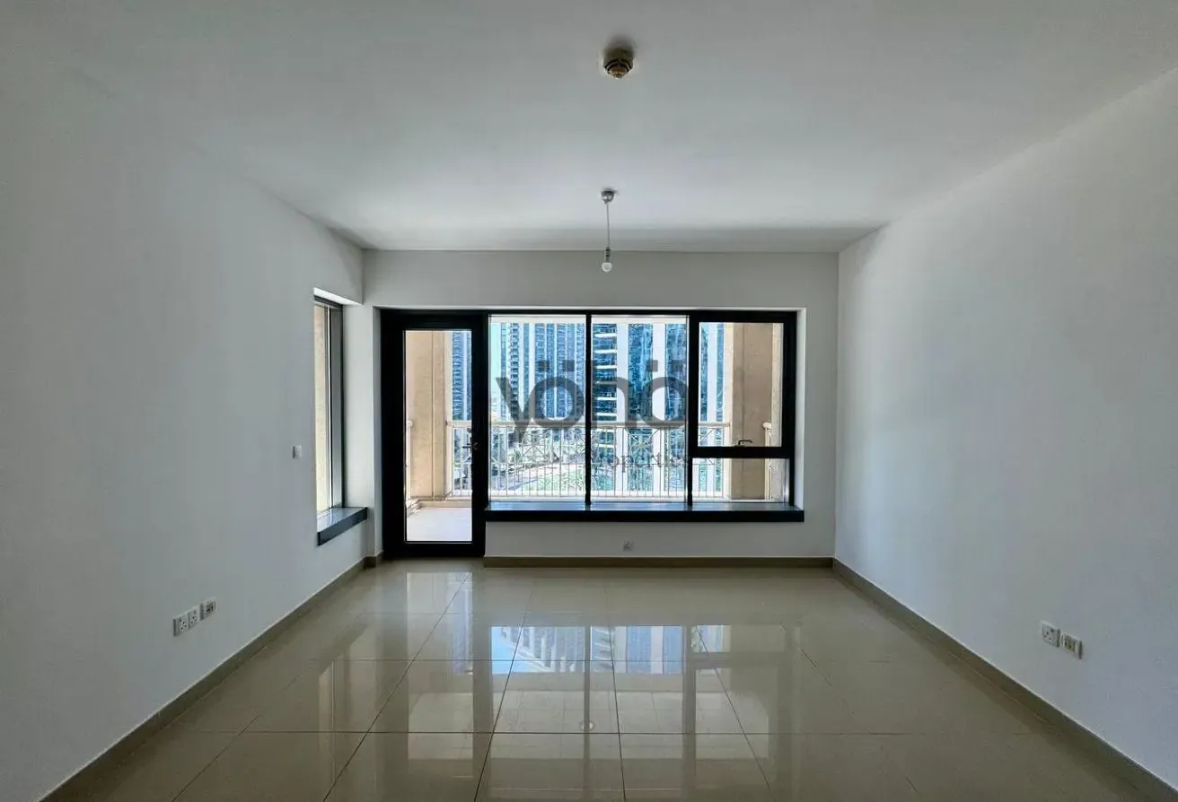 DOWNTOWN LIVING | SPACIOUS APARTMENT | VACANT