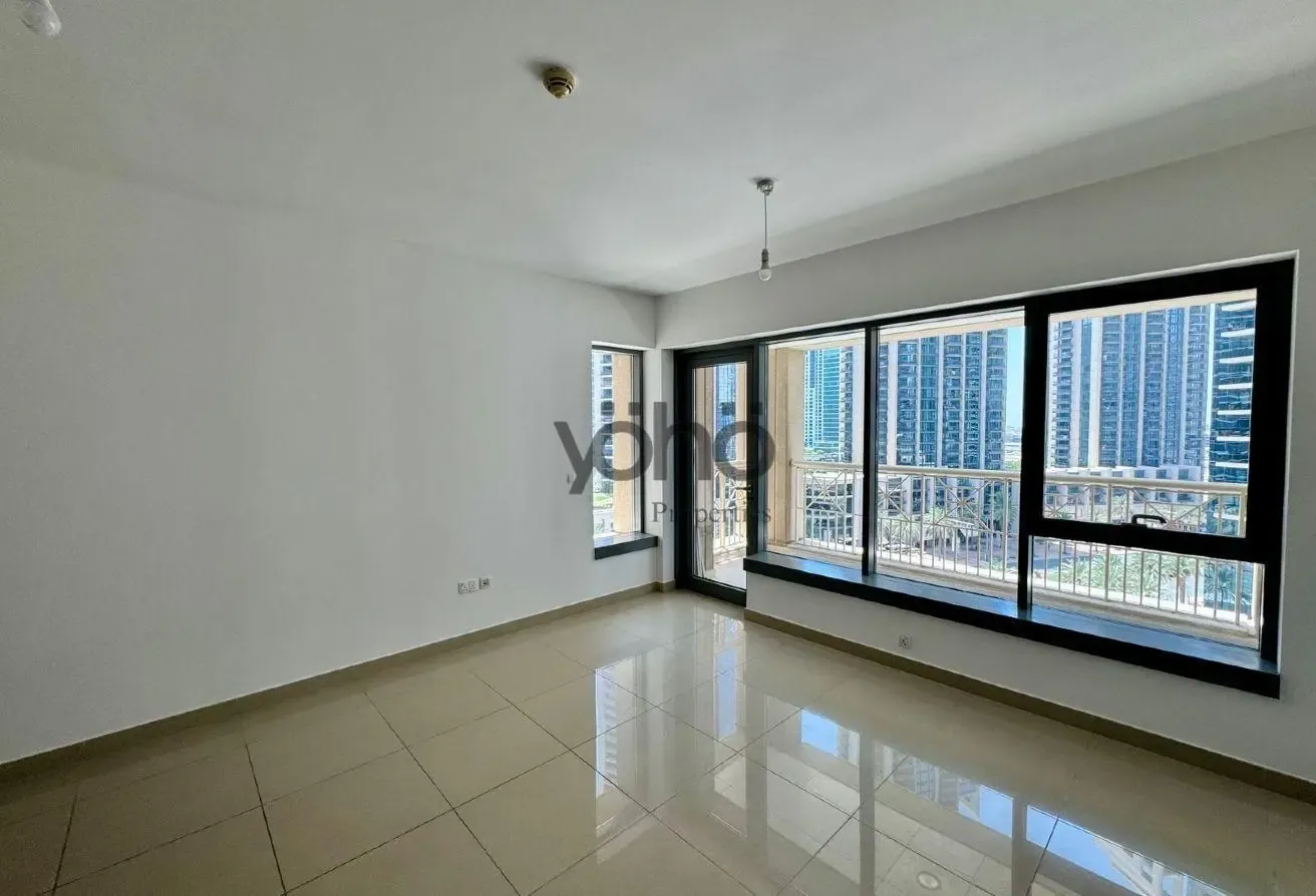 DOWNTOWN LIVING | SPACIOUS APARTMENT | VACANT