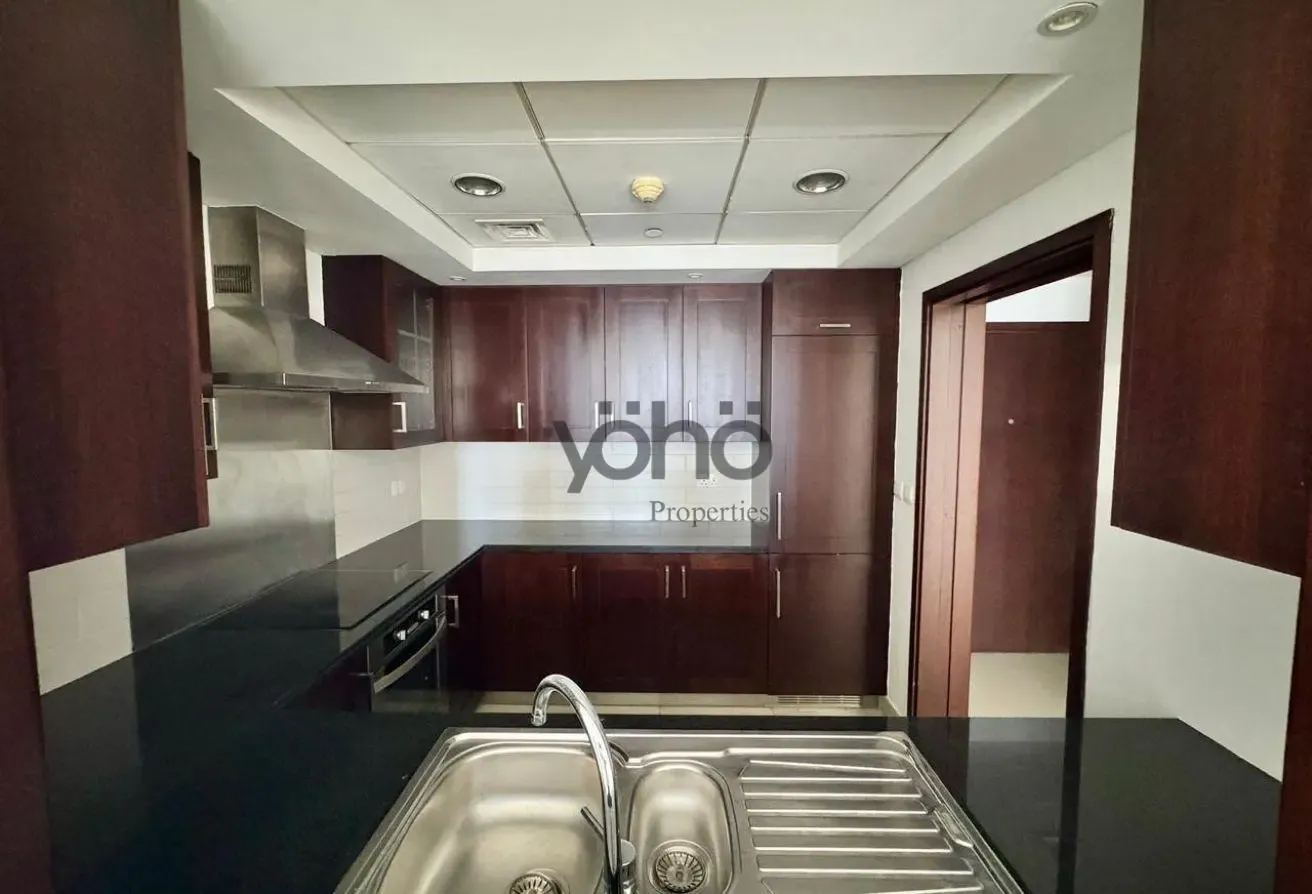 DOWNTOWN LIVING | SPACIOUS APARTMENT | VACANT