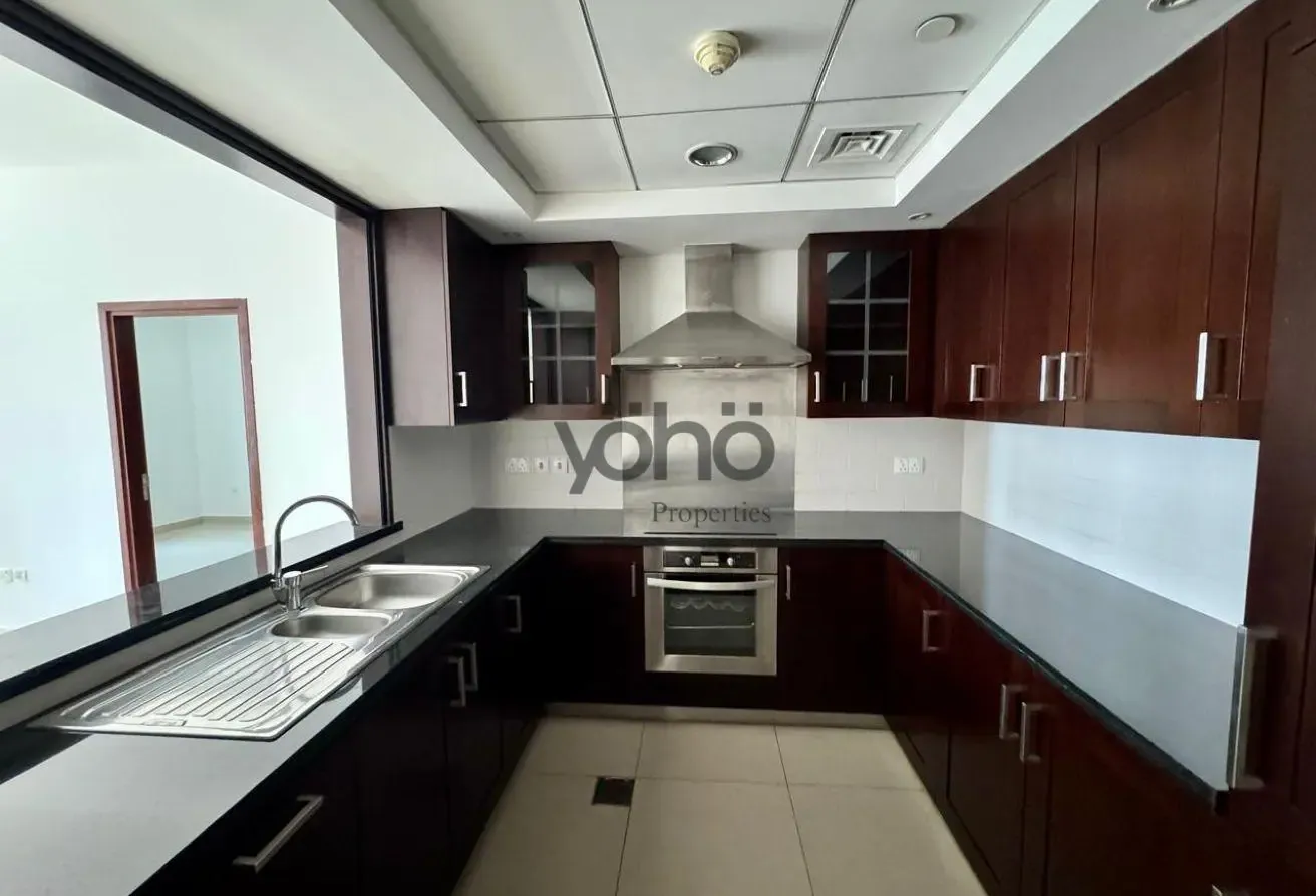 DOWNTOWN LIVING | SPACIOUS APARTMENT | VACANT