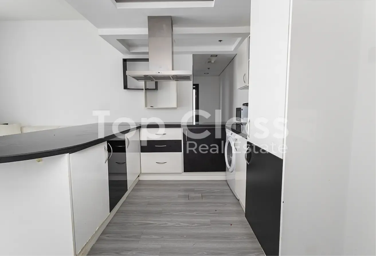 Fully Furnished| Upgraded | Mid Floor | Vacant
