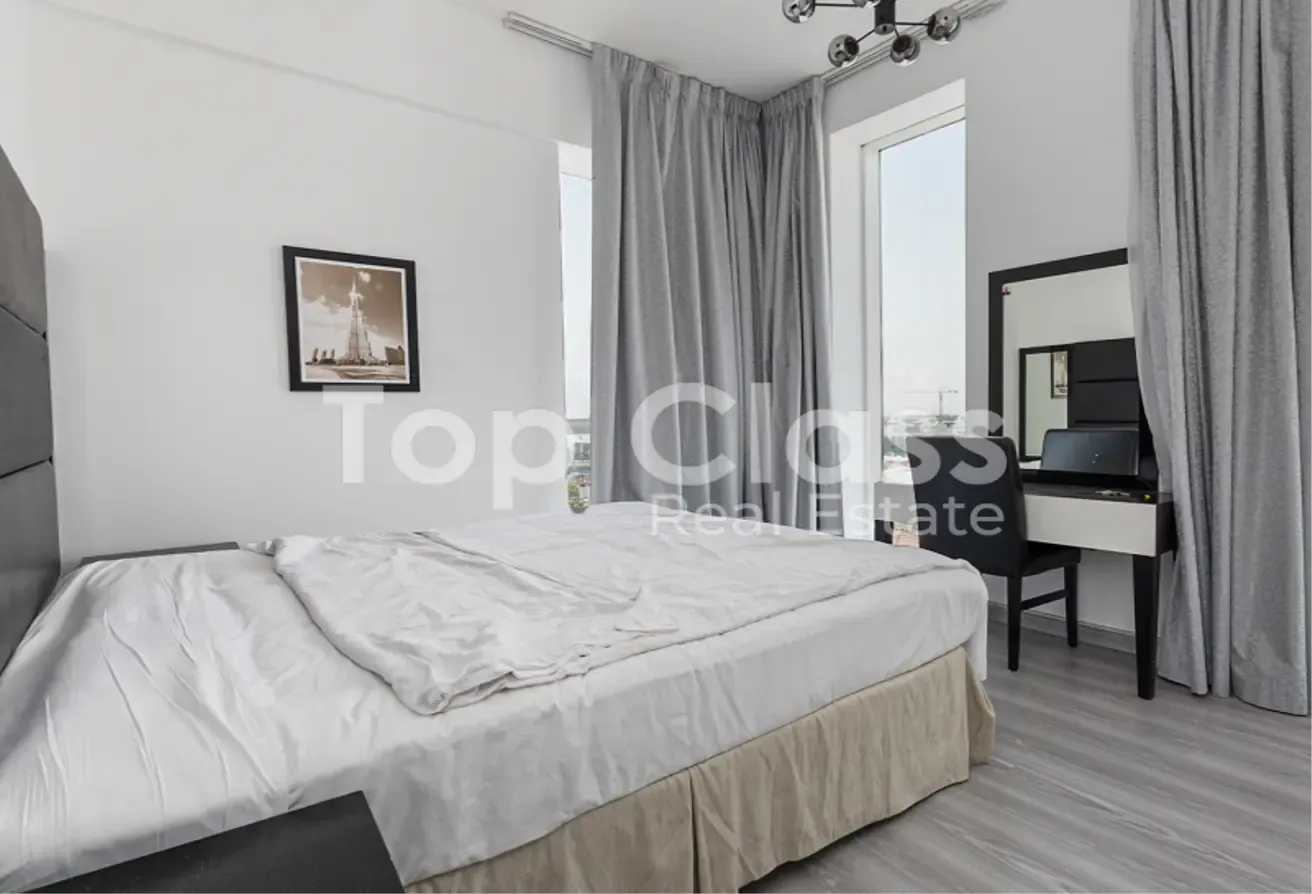 Fully Furnished| Upgraded | Mid Floor | Vacant