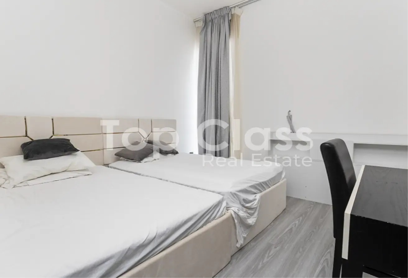 Fully Furnished| Upgraded | Mid Floor | Vacant