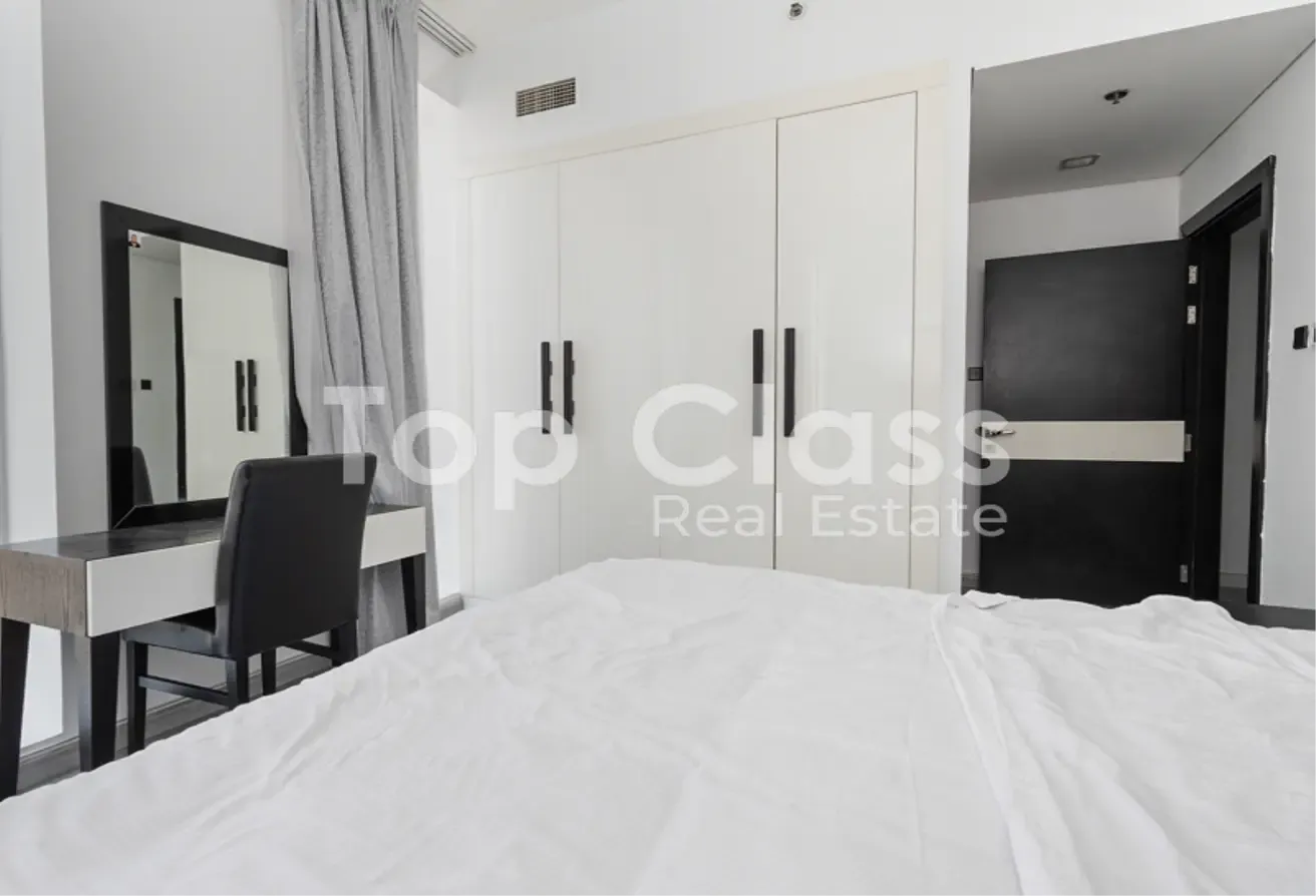 Fully Furnished| Upgraded | Mid Floor | Vacant