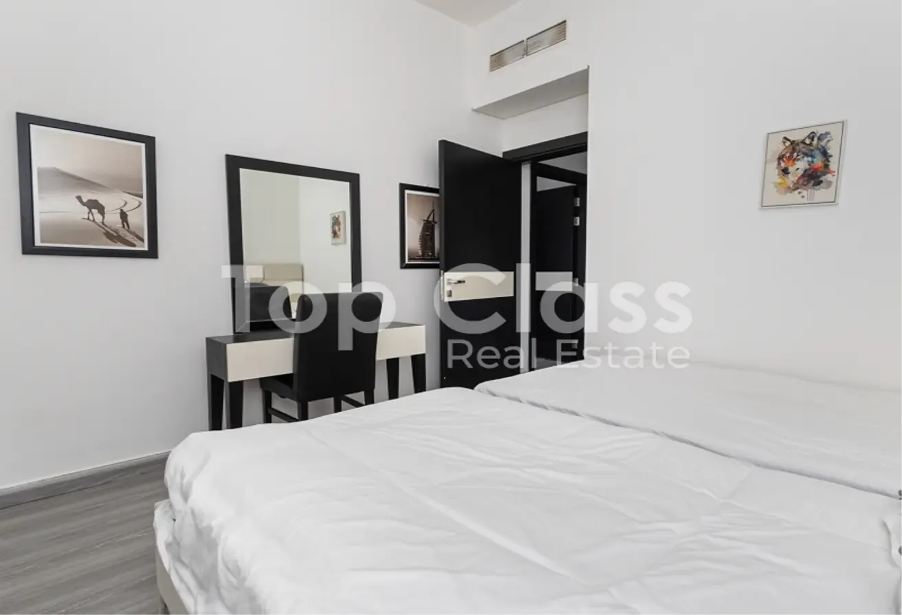 Fully Furnished| Upgraded | Mid Floor | Vacant