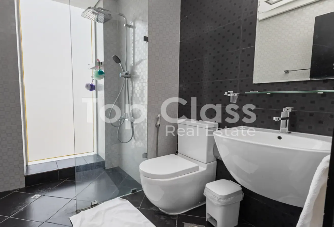 Fully Furnished| Upgraded | Mid Floor | Vacant