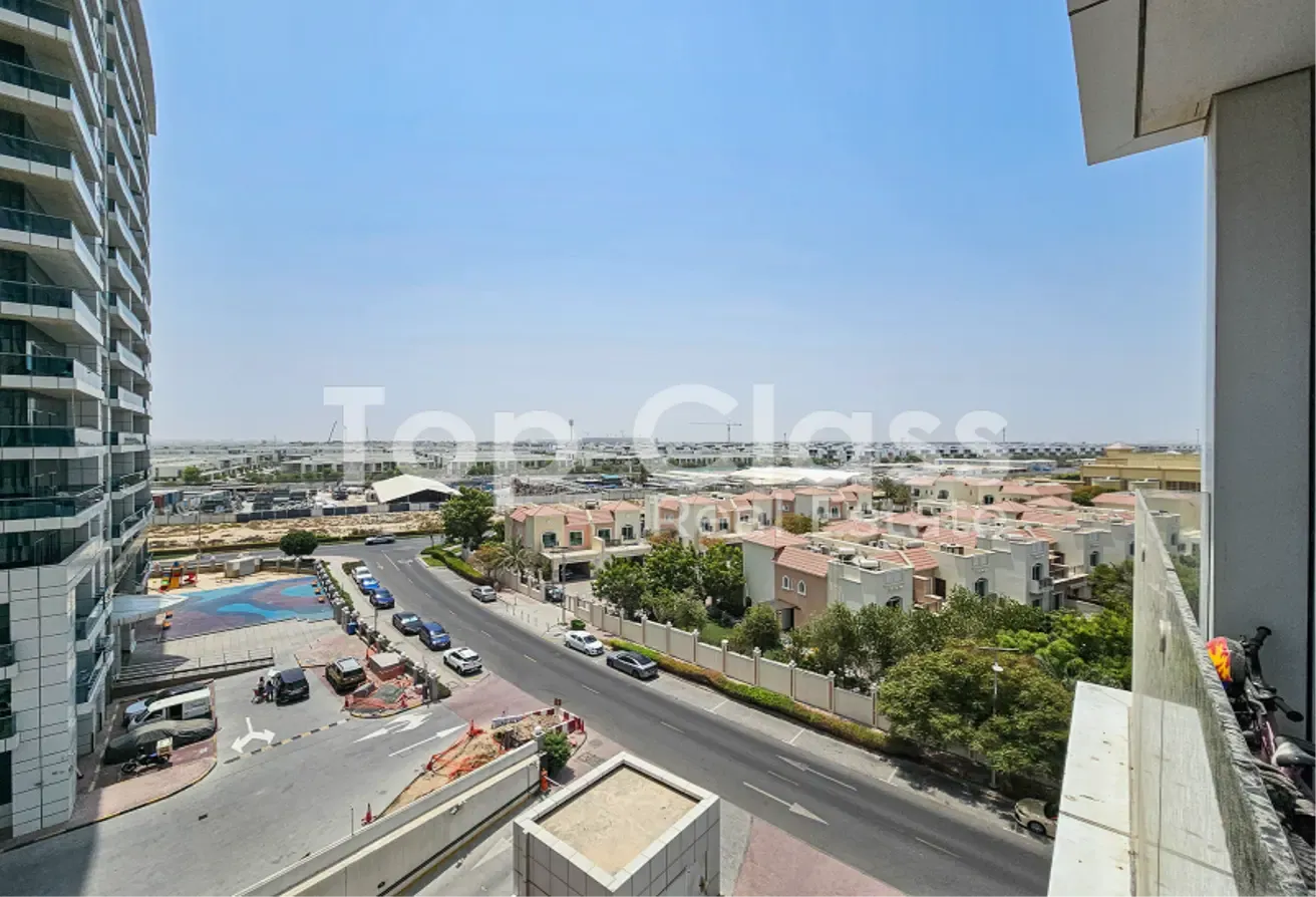 Fully Furnished| Upgraded | Mid Floor | Vacant