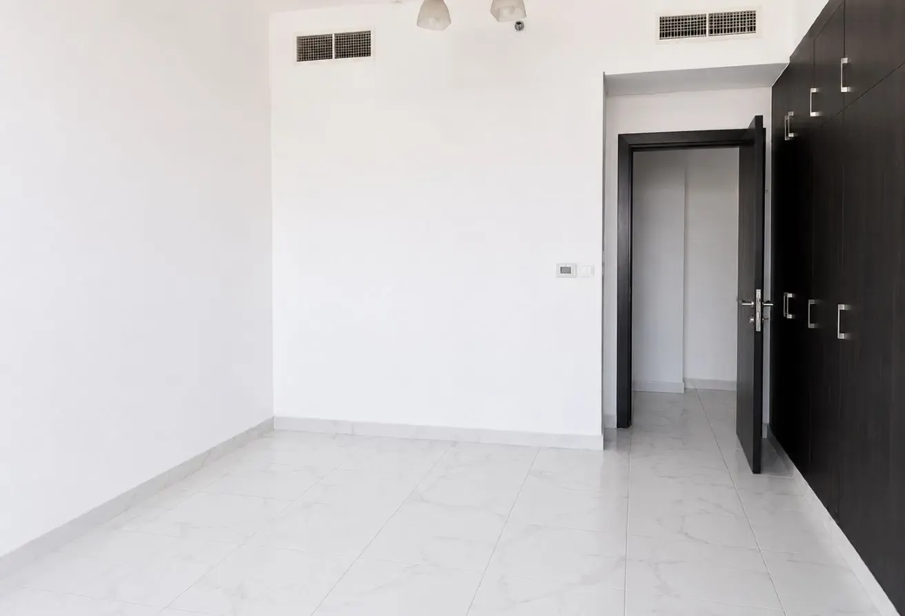 VACANT | FREE HOLD | EXCELLENT PRICE | POOL & GYM