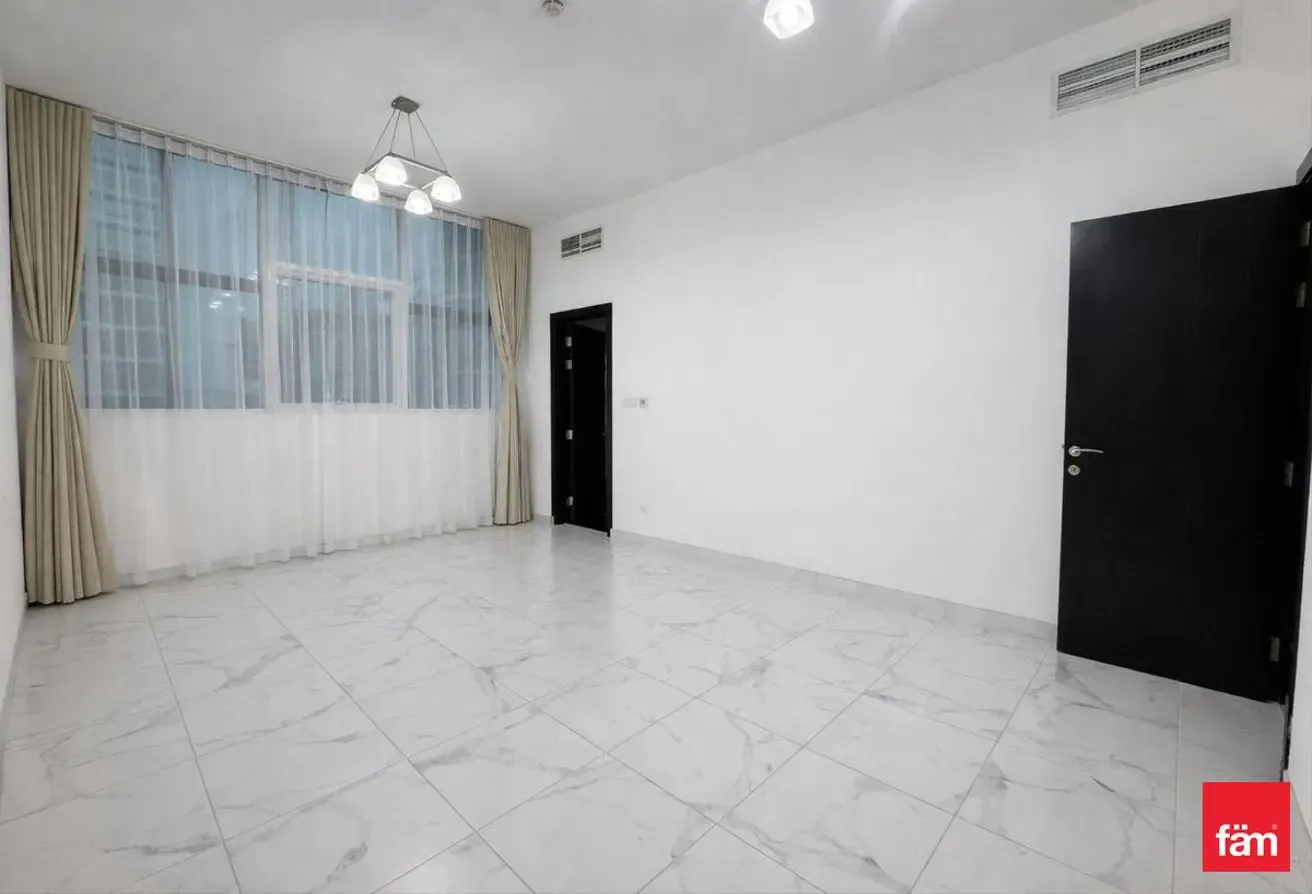 Large Layout Unit with Modern Finishes