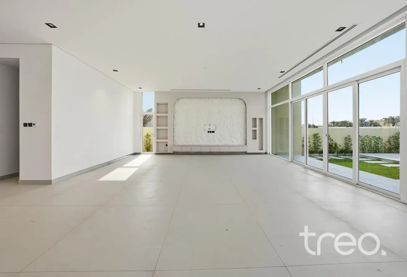 Custom Built | 6 bedroom | Single Row | Vacant