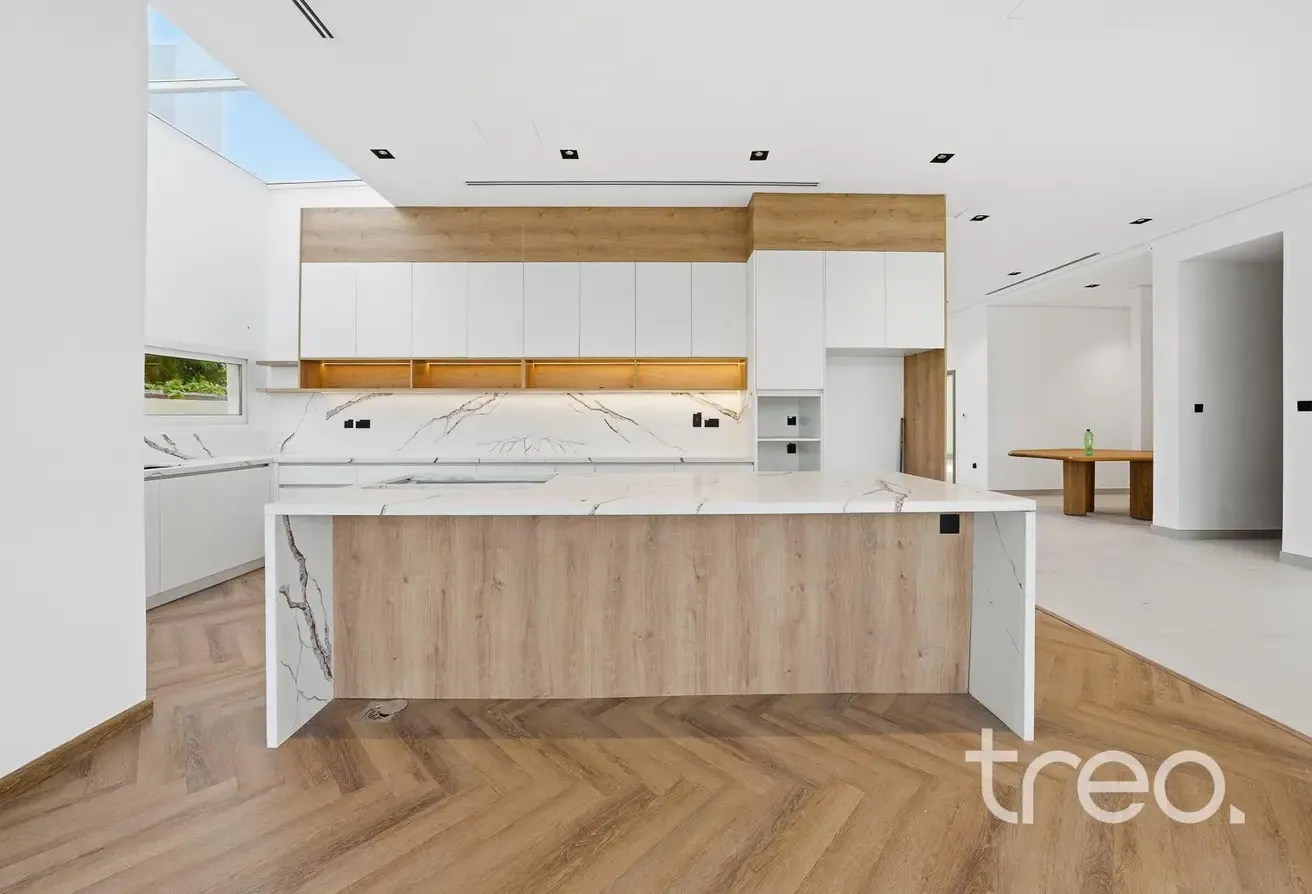 Custom Built | 6 bedroom | Single Row | Vacant